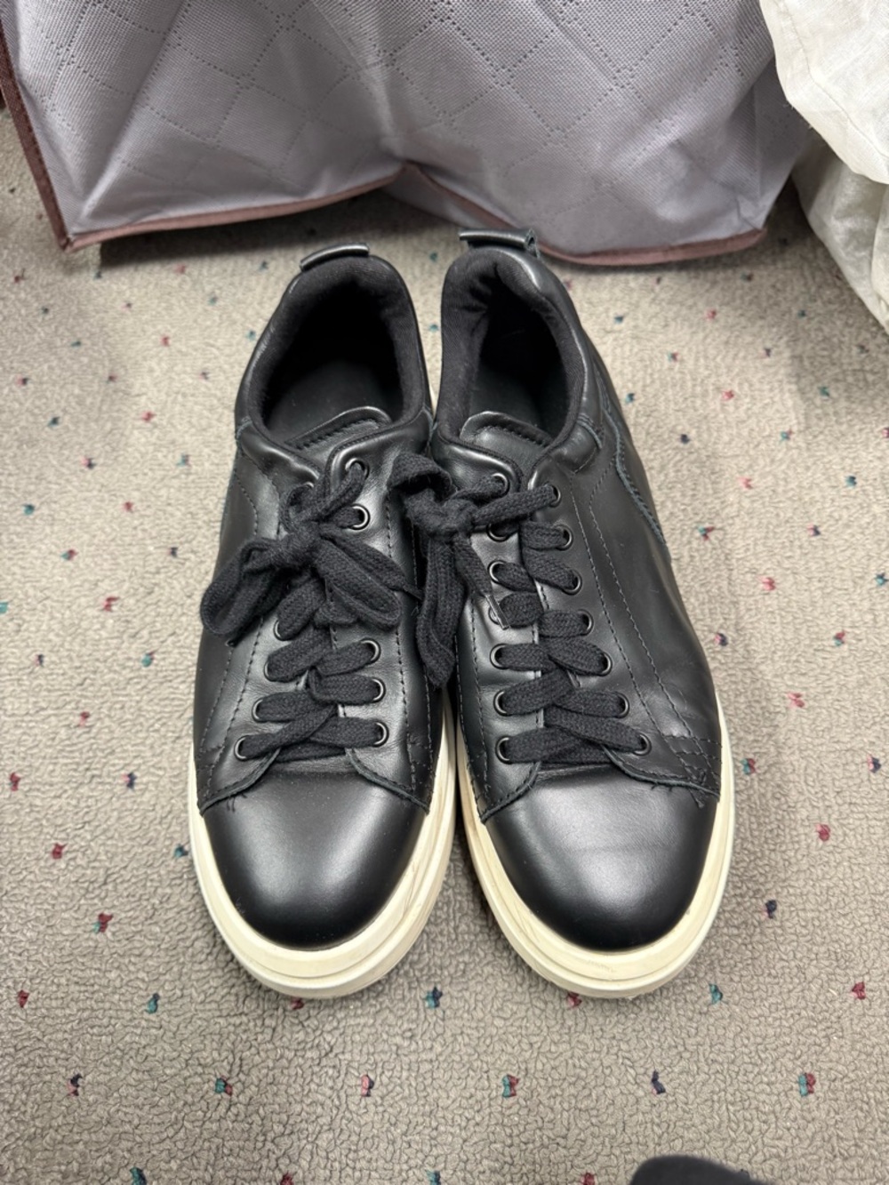 Women’s Black Low-Top Sneakers - Classic Comfort